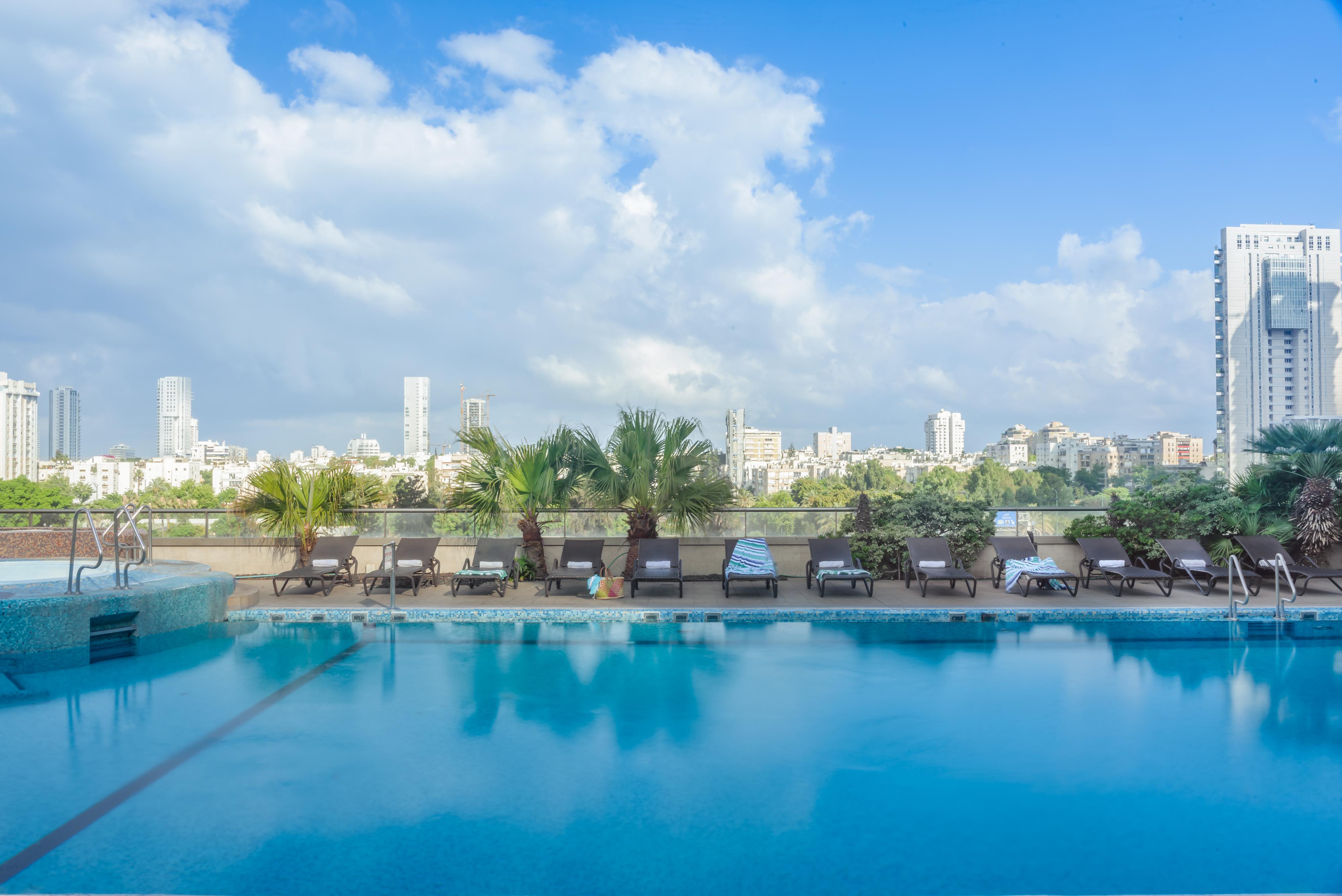 Leonardo City Tower Hotel Tel Aviv Giv'atayim Dış mekan fotoğraf The swimming pool at the hotel