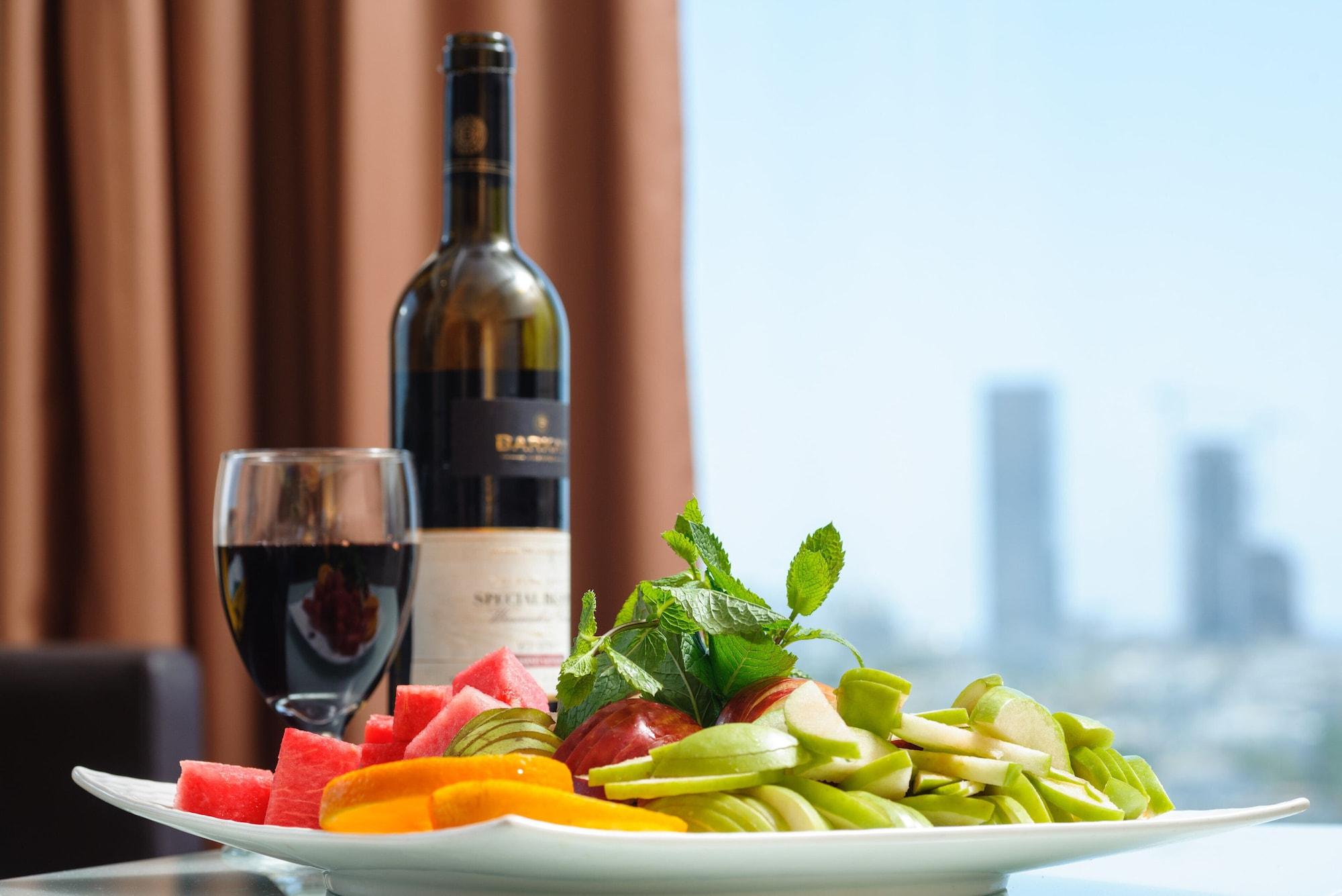Leonardo City Tower Hotel Tel Aviv Giv'atayim Dış mekan fotoğraf A bottle of wine and a glass of wine