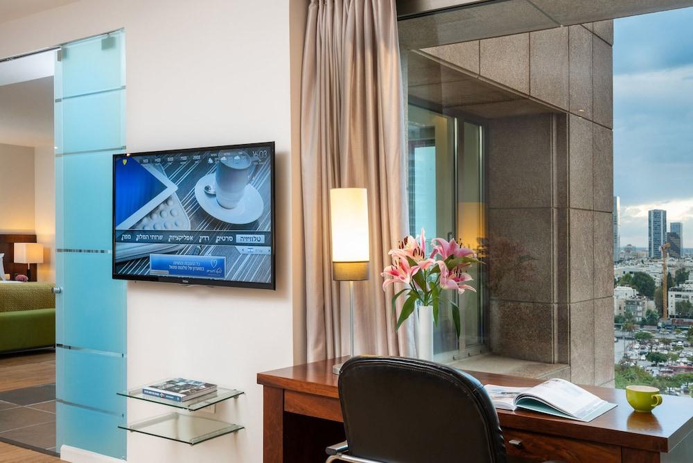 Leonardo City Tower Hotel Tel Aviv Giv'atayim Dış mekan fotoğraf A room at the hotel