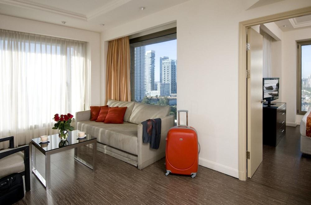 Leonardo City Tower Hotel Tel Aviv Giv'atayim Dış mekan fotoğraf A living room in a serviced apartment in Shanghai, China