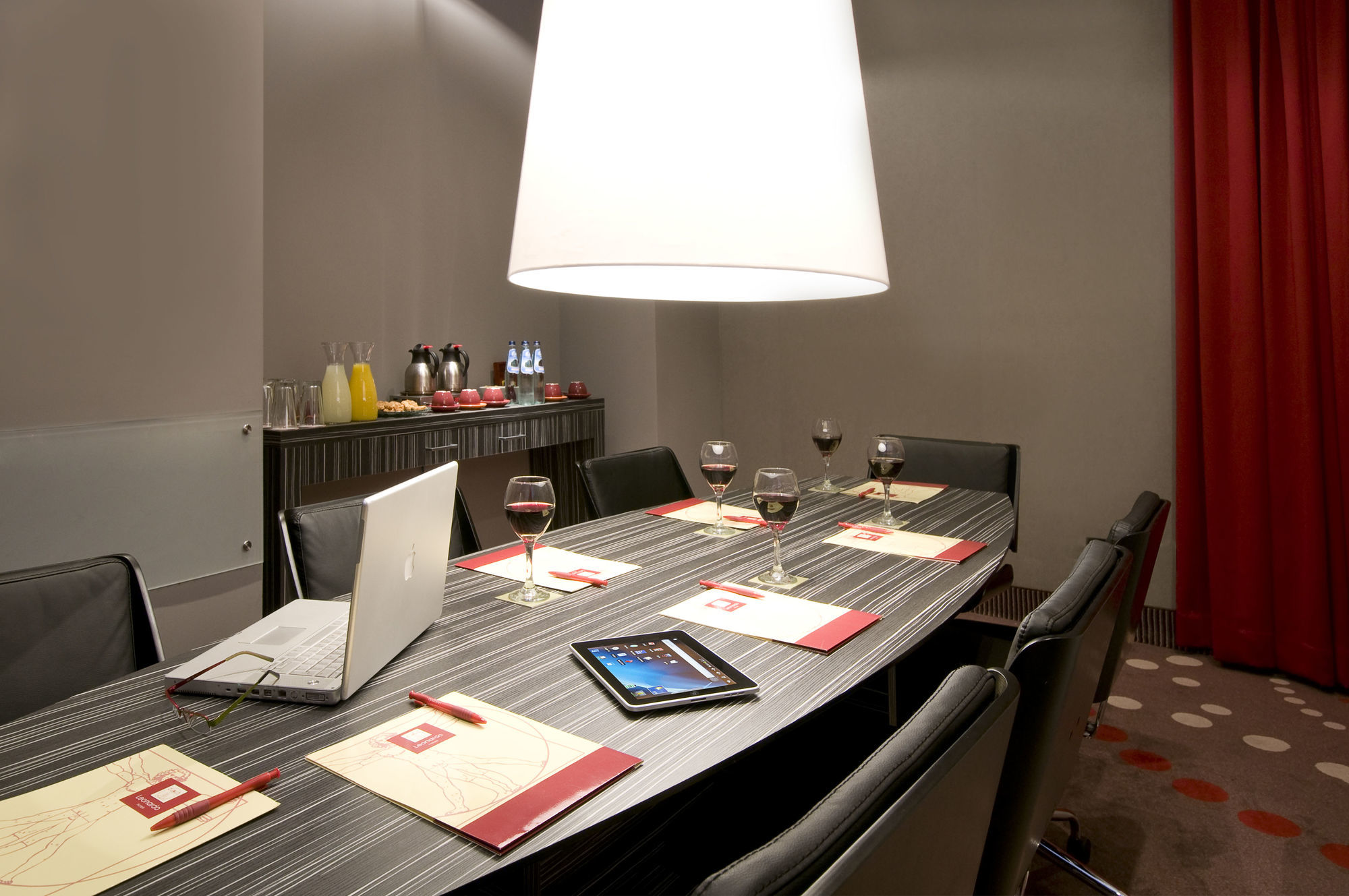 Leonardo City Tower Hotel Tel Aviv Giv'atayim Dış mekan fotoğraf A wine tasting in progress