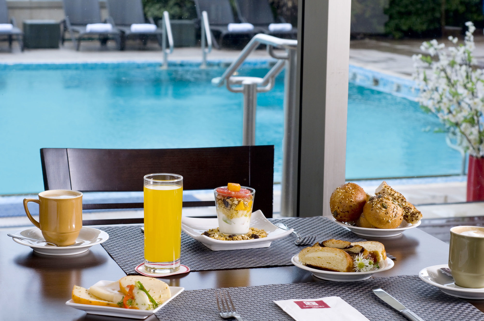 Leonardo City Tower Hotel Tel Aviv Giv'atayim Dış mekan fotoğraf Breakfast at the pool